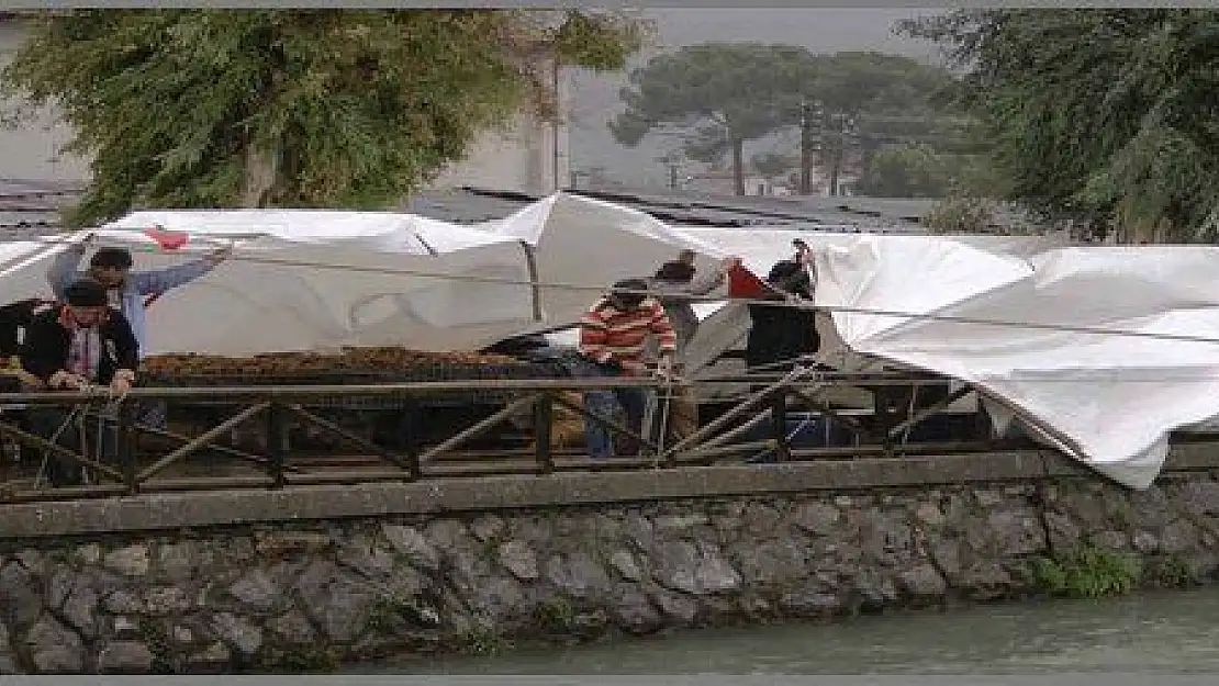 15 dakika süren yağmur Salı Pazarı'nı felç etti