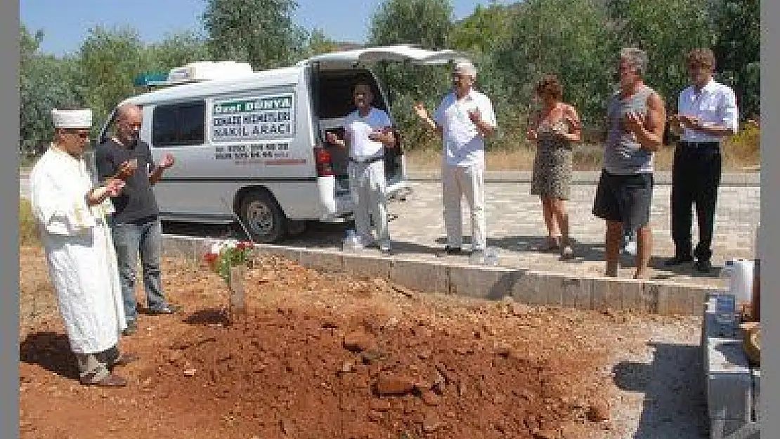 TÜRKİYE AŞIĞI İNGİLİZ BAYANI FETHİYE'DE TÜRK KOMŞULARI TOPRAĞA VERDİ