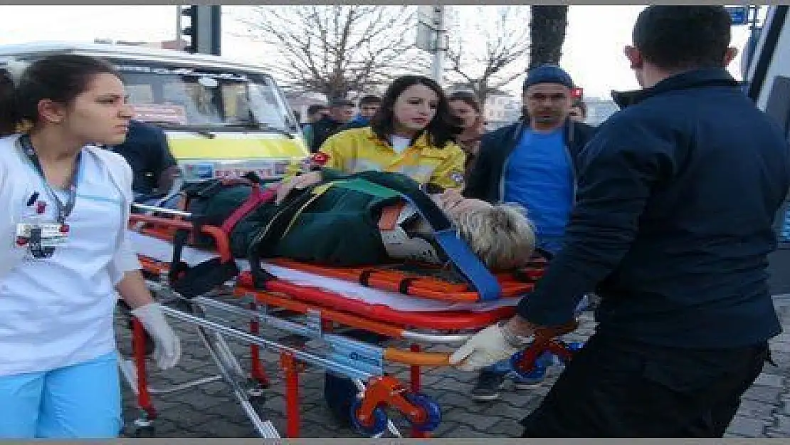 BAŞKA OTOMOBİL AMBULANSA ÇARPTI (görüntülü)