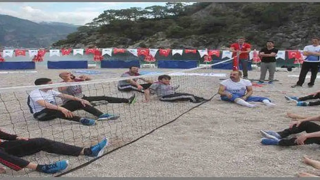 TÜRKİYE'DE PLAJDA İLK KEZ OTURARAK VOLEYBOL ÖLÜDENİZ'DE OYNANDI