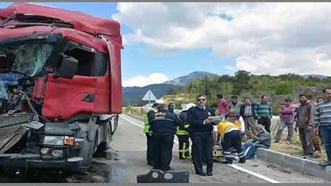 TIR KAMYONA ÇARPTI:1 YARALI