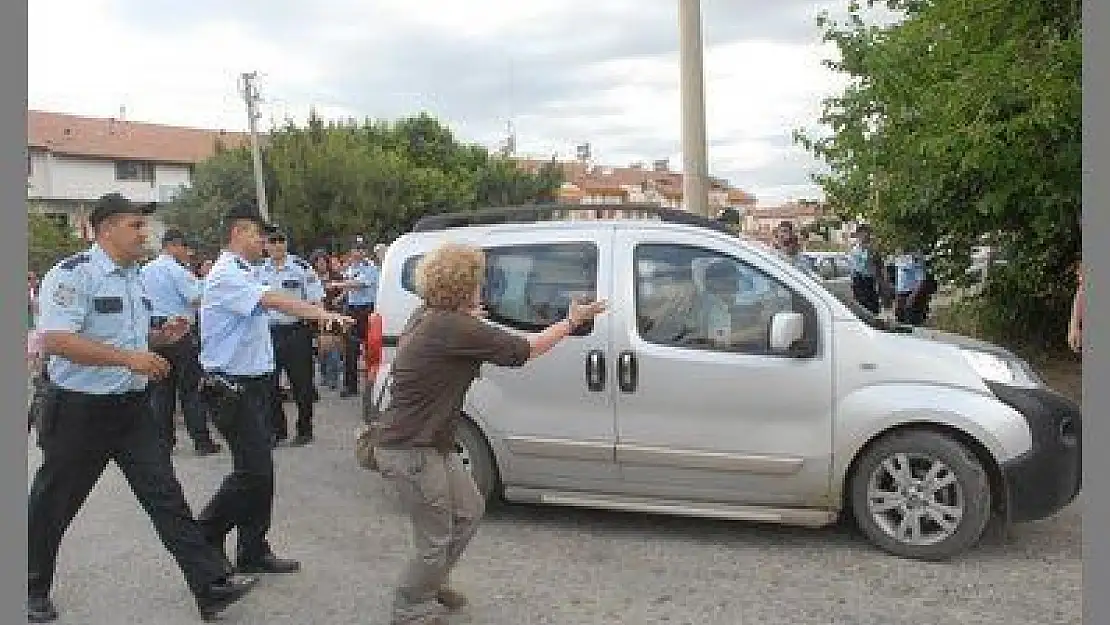 FETHİYE'DE GÖRÜLEN TECAVÜZ DAVASININ BİR ŞÜPHELİSİNE KADINLAR SALDIRDI