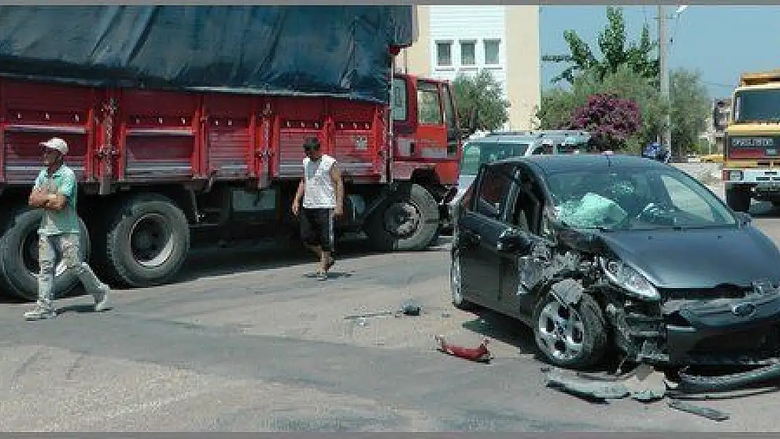 KAMYONA ÇARPAN SÜRÜCÜ HASTANELİK OLDU