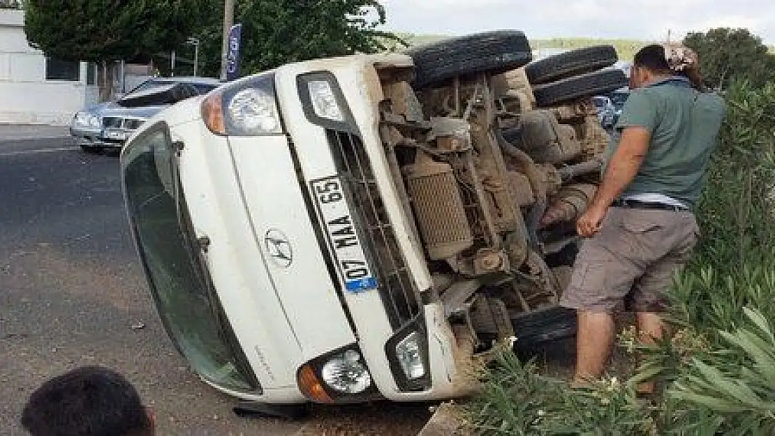 Milas'ta kontrolden çıkan kamyonet takla attı 3 yaralı