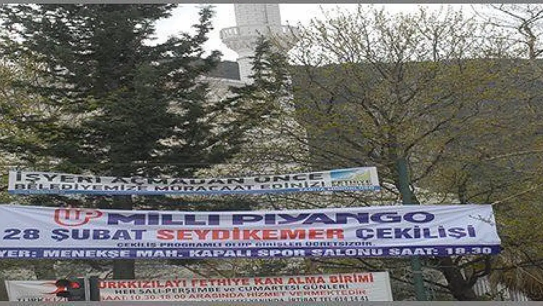 CAMİ DIŞINDAKİ MİLLİ PİYANGO AFİŞİ TARTIŞMA YARATTI