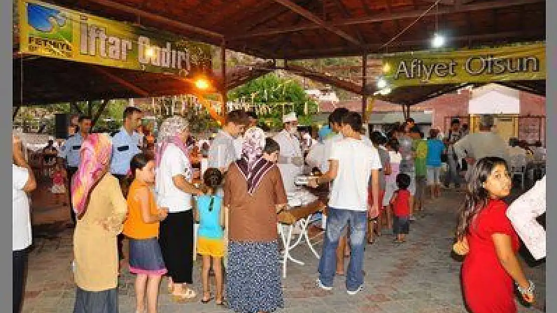 BAŞKAN SAATCI, ORUCUNU BELEDİYE İFTAR ÇADIRINDA AÇTI