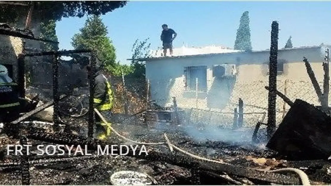 Muğla'nın Bodrum ilçesinde bir evde çıkan yangın sonucunda ev tamamen kül oldu.