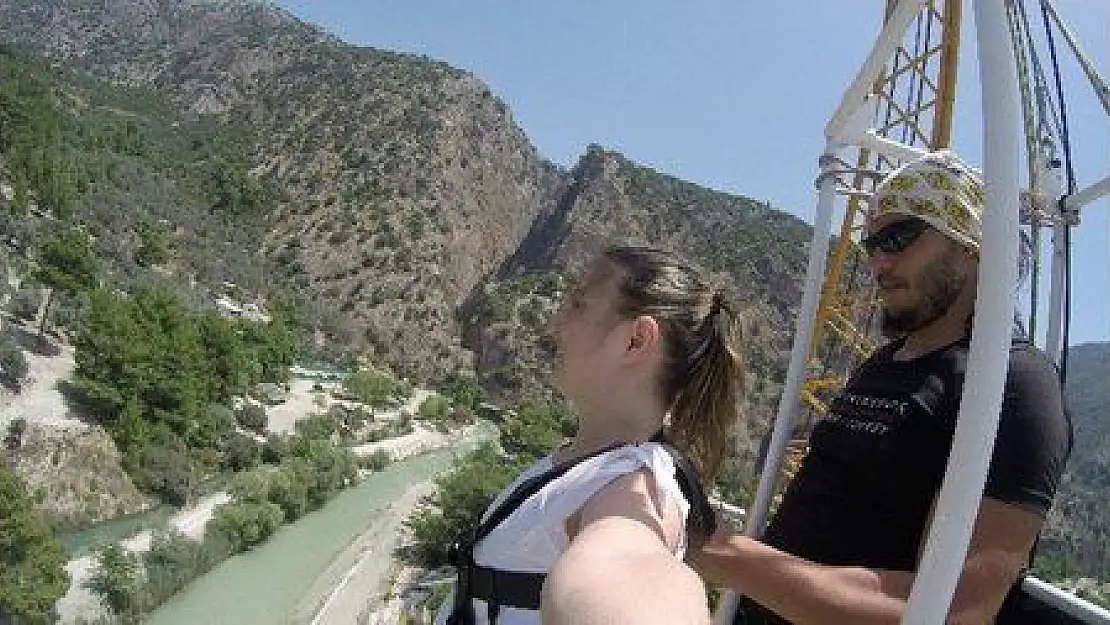 Turistlere Bungee Jumping Eğlencesi