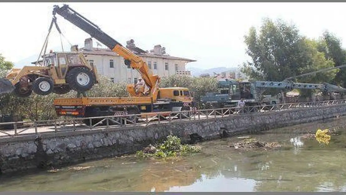  ŞEHİR MERKEZİNDEKİ KANAL TEMİZLENİYOR (görüntü)