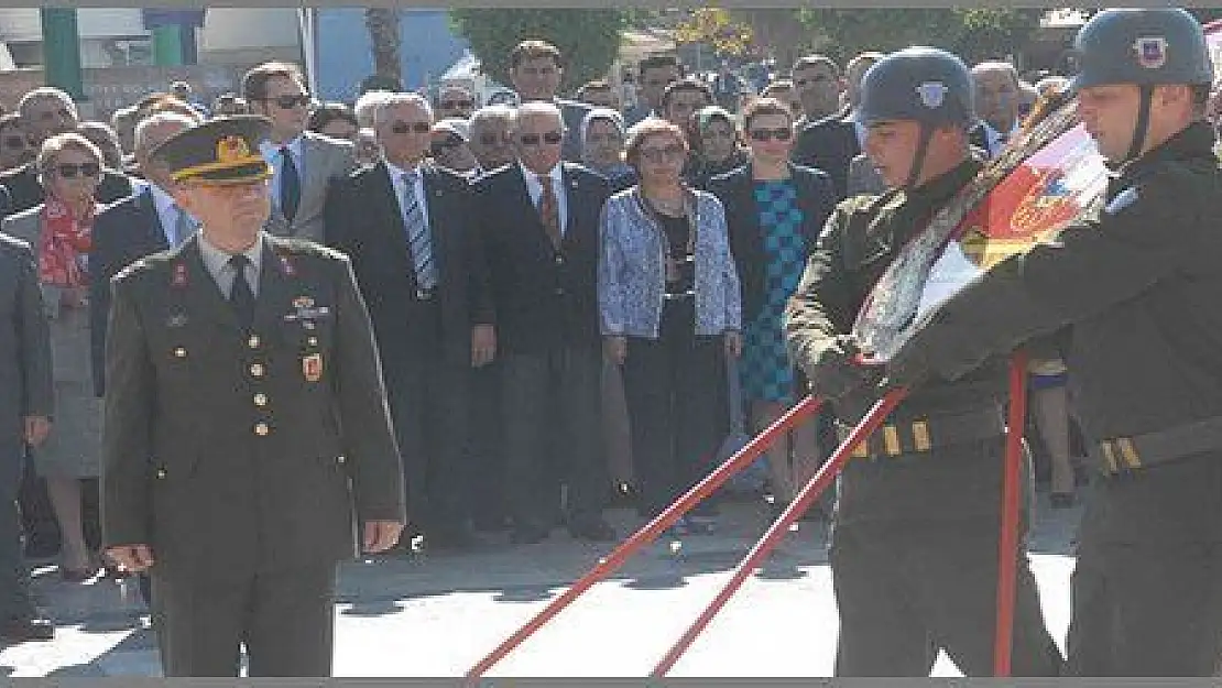 ATATÜRK ANITI'NA ÇELENKLER SUNULDU