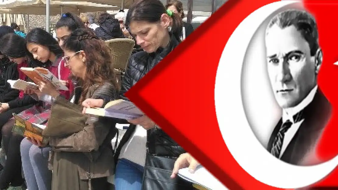 Sahilde toplanan öğrenciler dalgalar eşliğinde kitap okudu