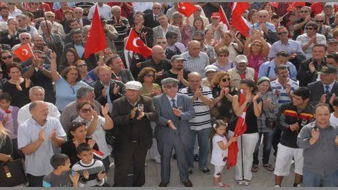 CHP İLÇE TEŞKİLATI ATATÜRK ANITINA ÇELENK SUNDU