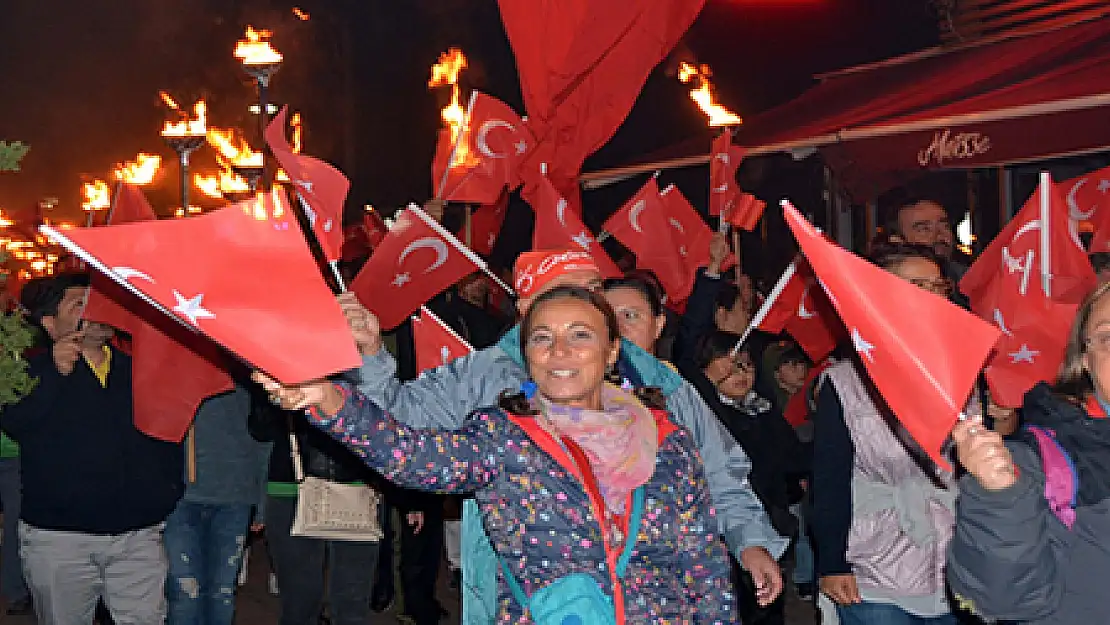 FETHİYE'DE KIRMIZI BEYAZ CUMHURİYET COŞKUSU