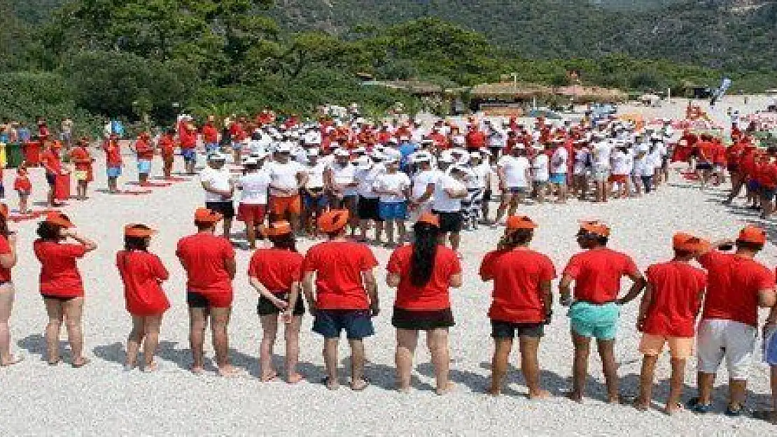 Plajda Türk Bayrağı oluşturdular