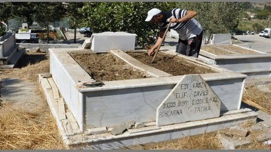 FOÇA MEZARLIĞI TEMİZLENDİ