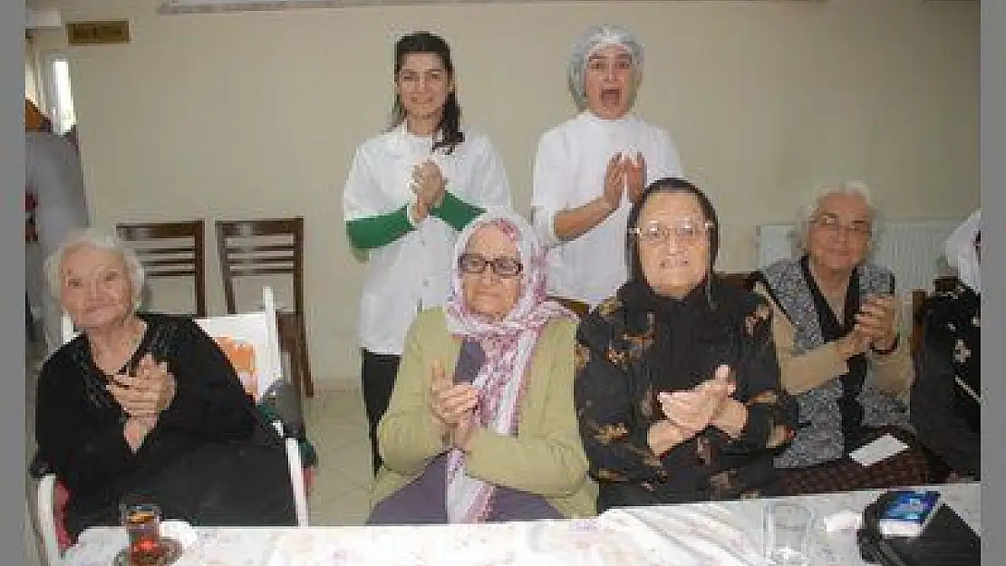 FETHİYE'DE HUZUREVİ SAKİNLERİ YENİ YILA EĞLENCELİ GİRDİ