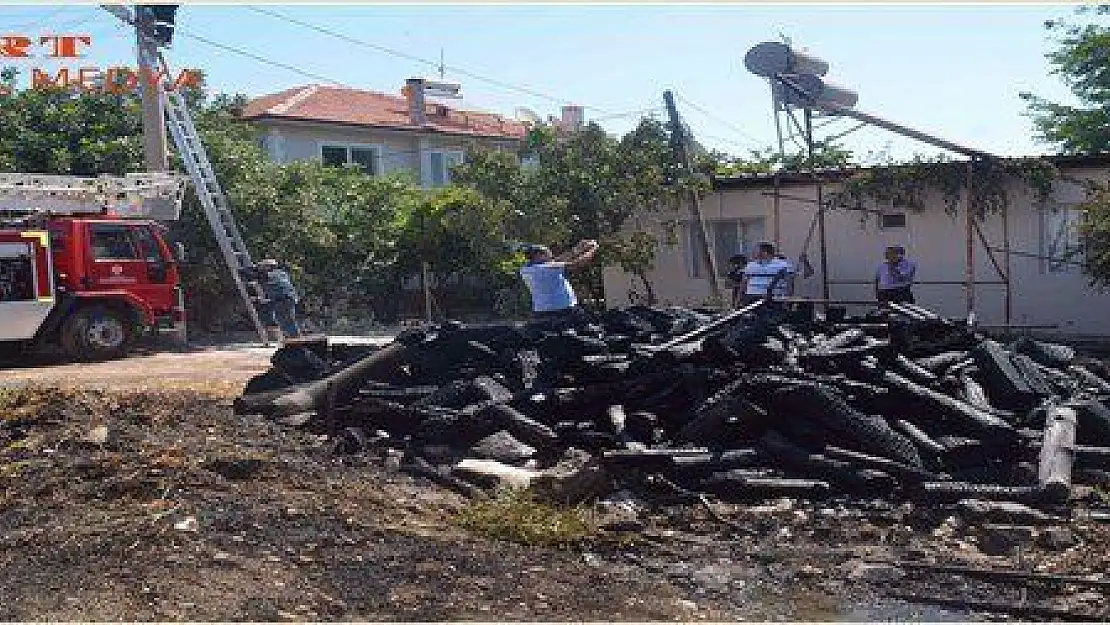 Çıkan yangın elektrik hattını kopardı