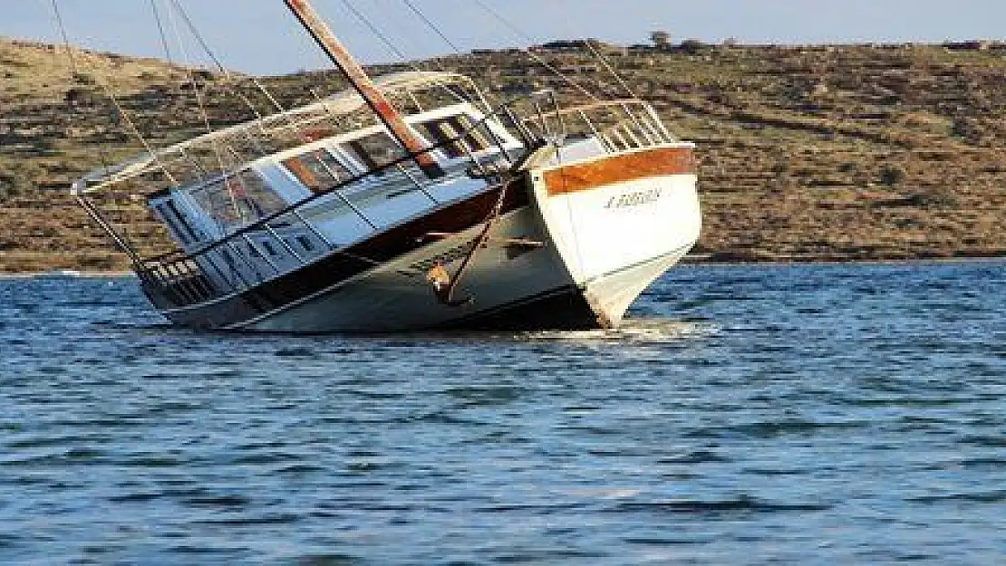 KARAYA OTURAN 2 YÜZ BİN LİRALIK TEKNE KADERİNE TERK EDİLDİ...