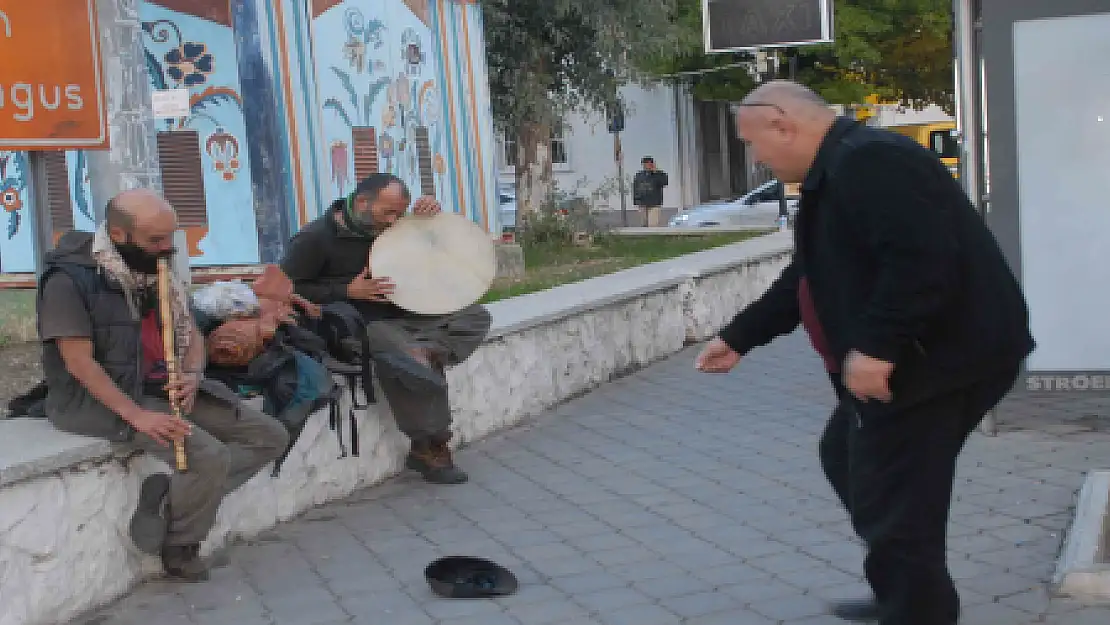 SOKAKTA NEY DİNLETİSİ...