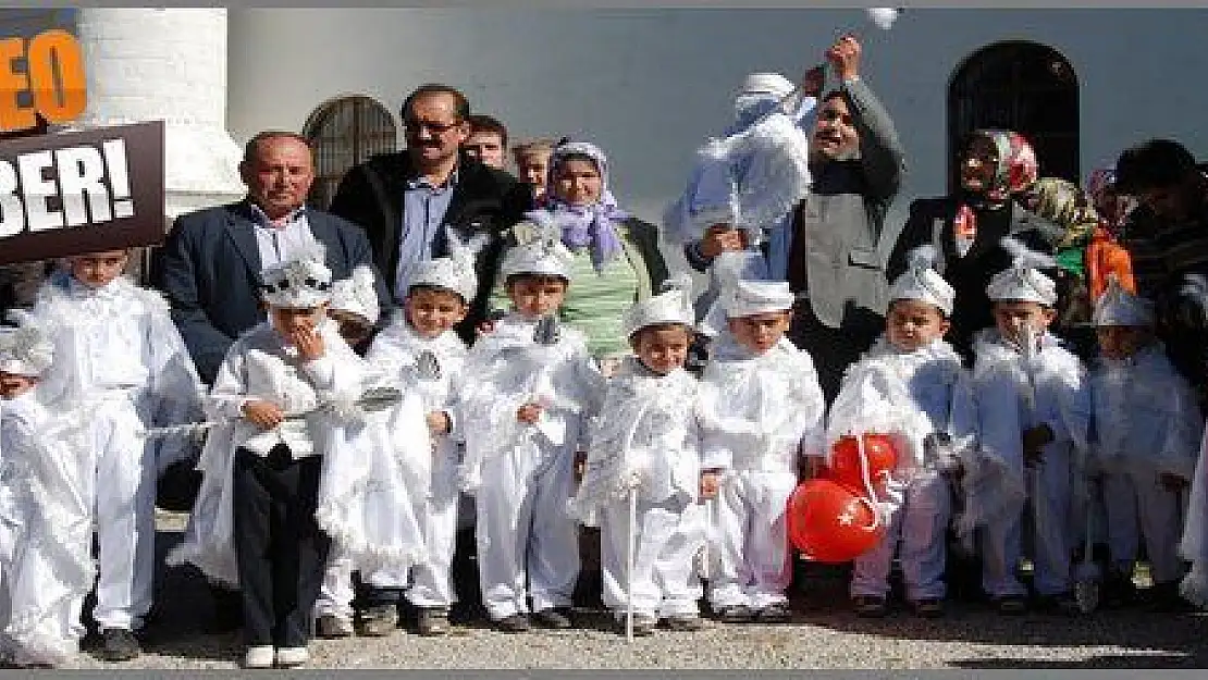 KADIKÖY'DE CAMİDE TOPLU SÜNNET