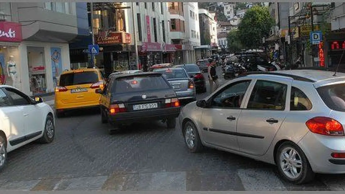 AKŞAM SAATLERİNDEKİ TRAFİK ÇİLESİ BEZDİRİYOR