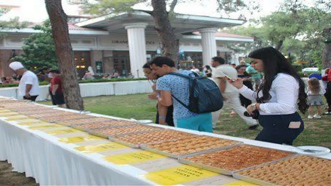 Marmaris'te beş yıldızlı otelde 101 ÇEŞİT BAKLAVA İLE REKOR DENEMESİ