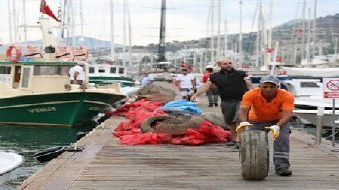 Denizden çöp yığını çıktı