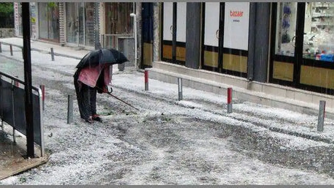 Muğla'da dolu yağışı nedeniyle sokaklar beyaza büründü