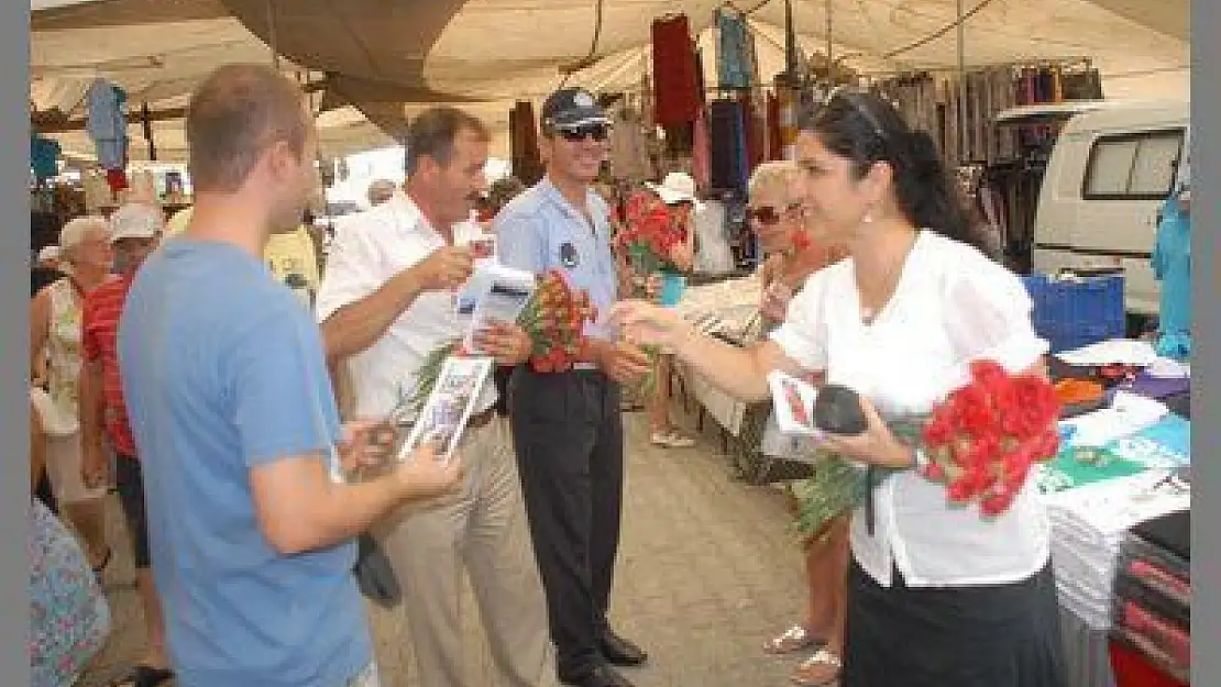 FETHİYE ZABITASI'NDAN PAZARCI ESNAFINA KARANFİLLİ KUTLAMA