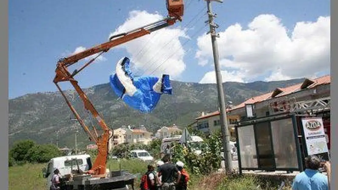 FETHİYE'DE PARAŞÜTÇÜ ELEKTRİK TELLERİNDEN CANINI ZOR KURTARDI