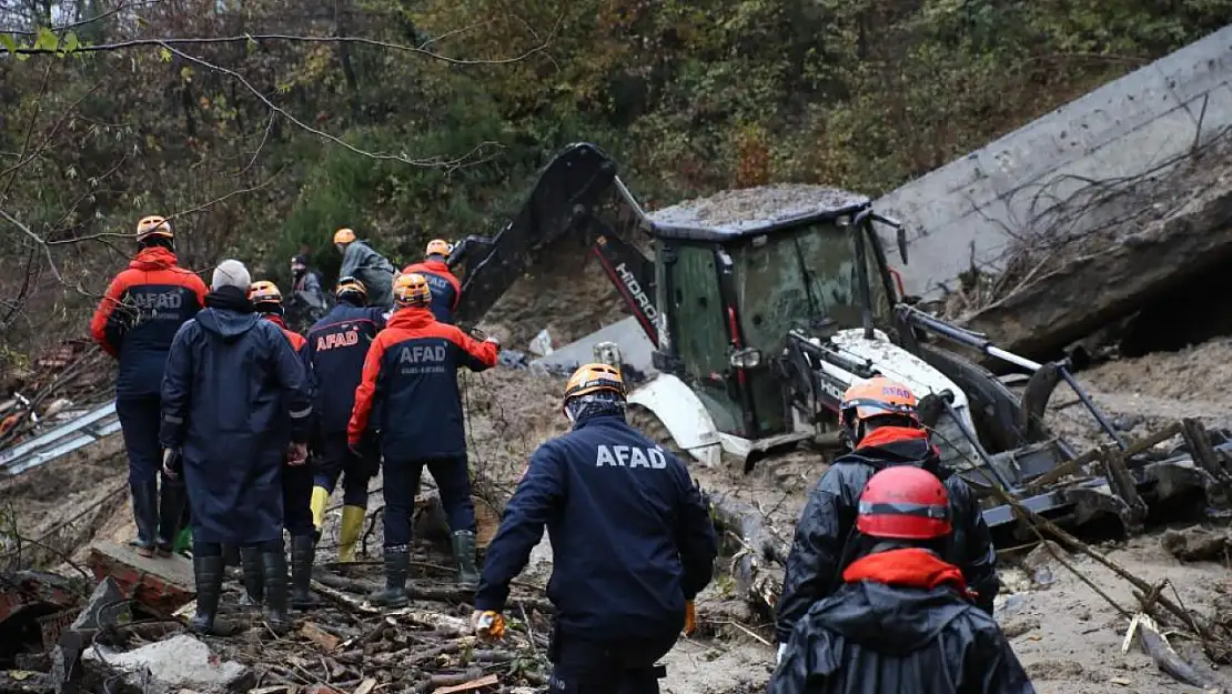 Acı haber geldi: Toprak altında kalan kadın ve oğlunun cansız bedenlerine ulaşıldı