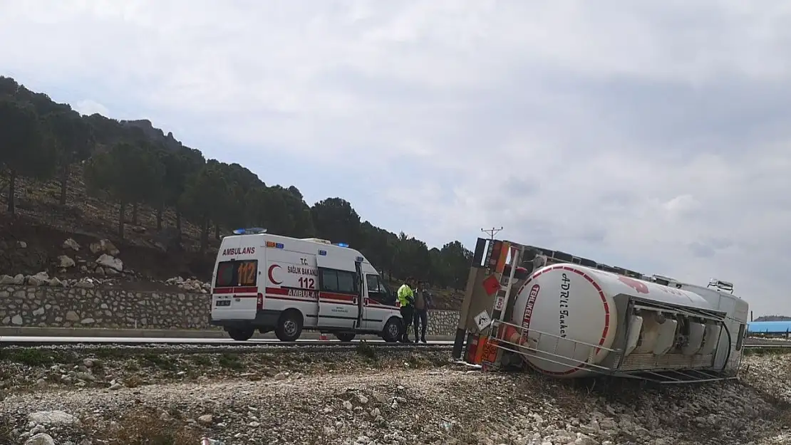 Akaryakıt tankeri şarampole devrildi: 1 yaralı