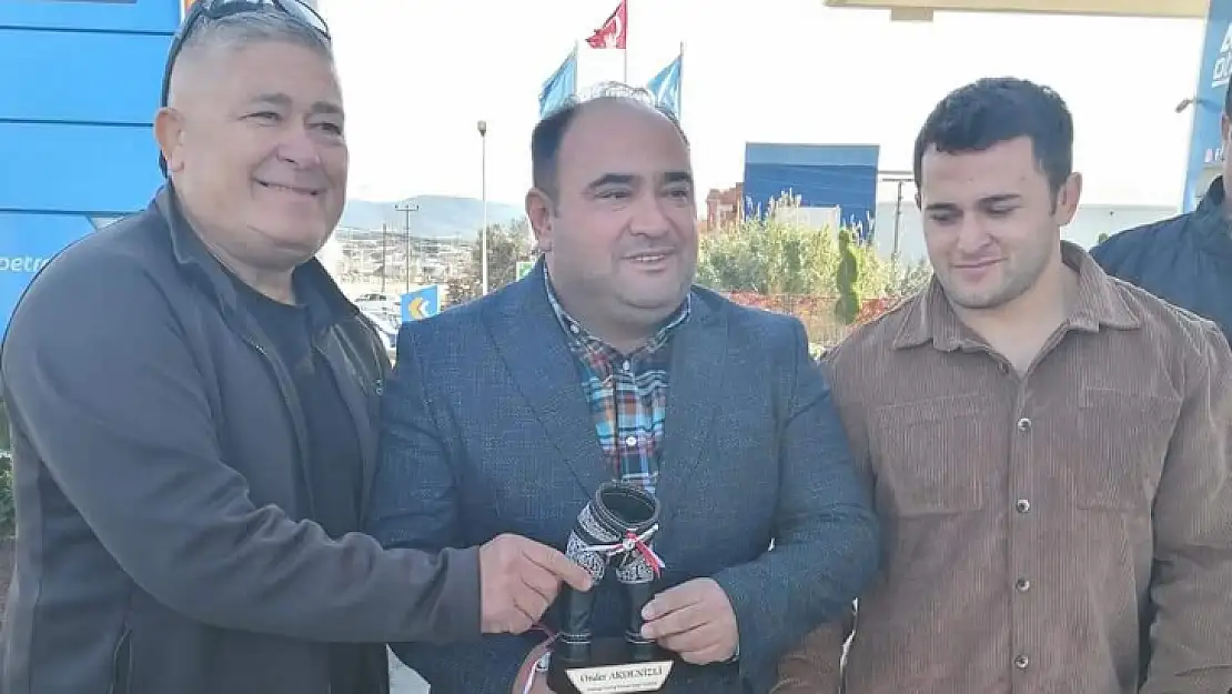 Akdenizli'ye Plaket Takdim Edildi