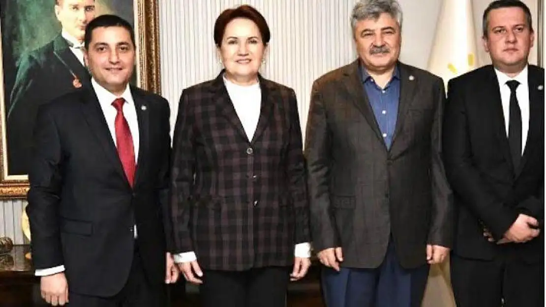 Akşener, Ali Fatih Çoban'a Parti Rozetini Taktı