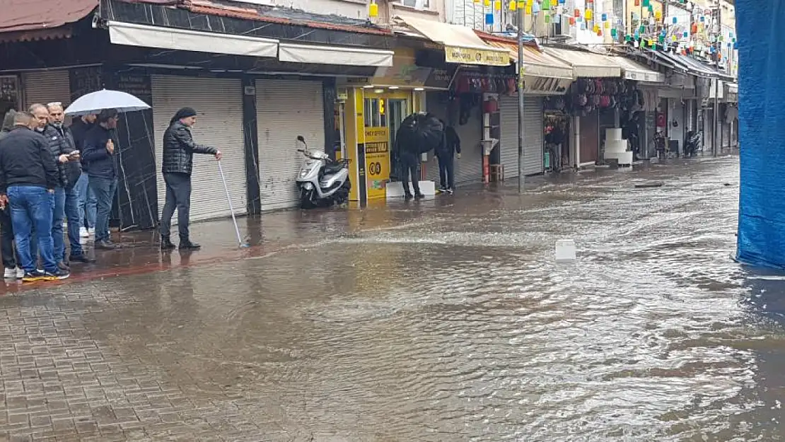 Alanya'da rögarlar taştı, çarşı merkezini su bastı