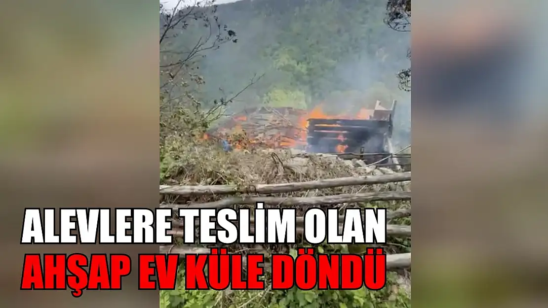 Alevlere teslim olan ahşap ev küle döndü