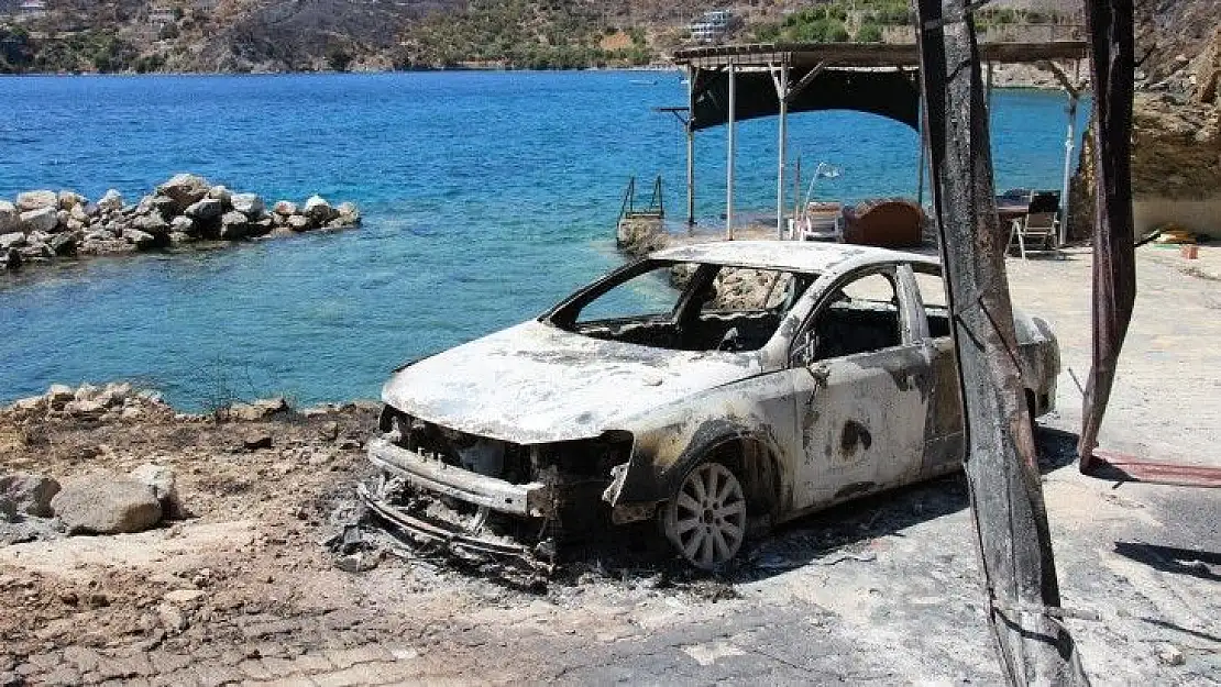 Alevlere teslim olan otomobilin son hali yangının şiddetini gözler önüne serdi