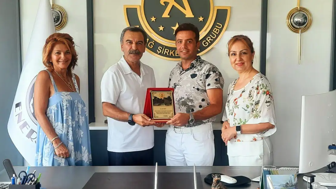 ALZHEİMER DERNEĞİNDEN İŞ İNSANI AKDAĞ'A PLAKET