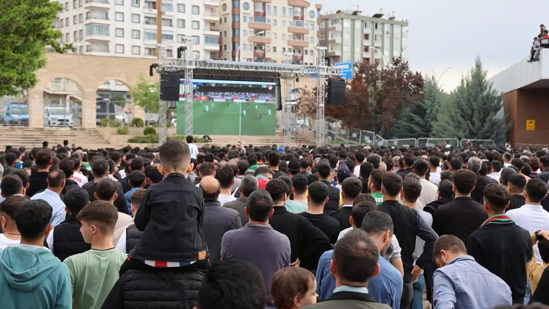 Amed Sportif'in maçını dev ekranda izlediler