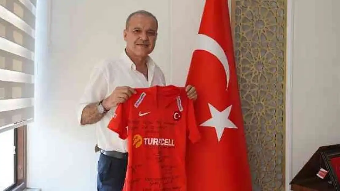 AMPUTE FUTBOL MİLLİ TAKIMIMI TEKNİK DİREKTÖRÜ ÇAKMAK'TAN ORTACA'YA MİLLİ HEDİYE