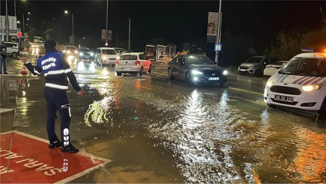 Ana isale hattı patladı, yollar göle döndü