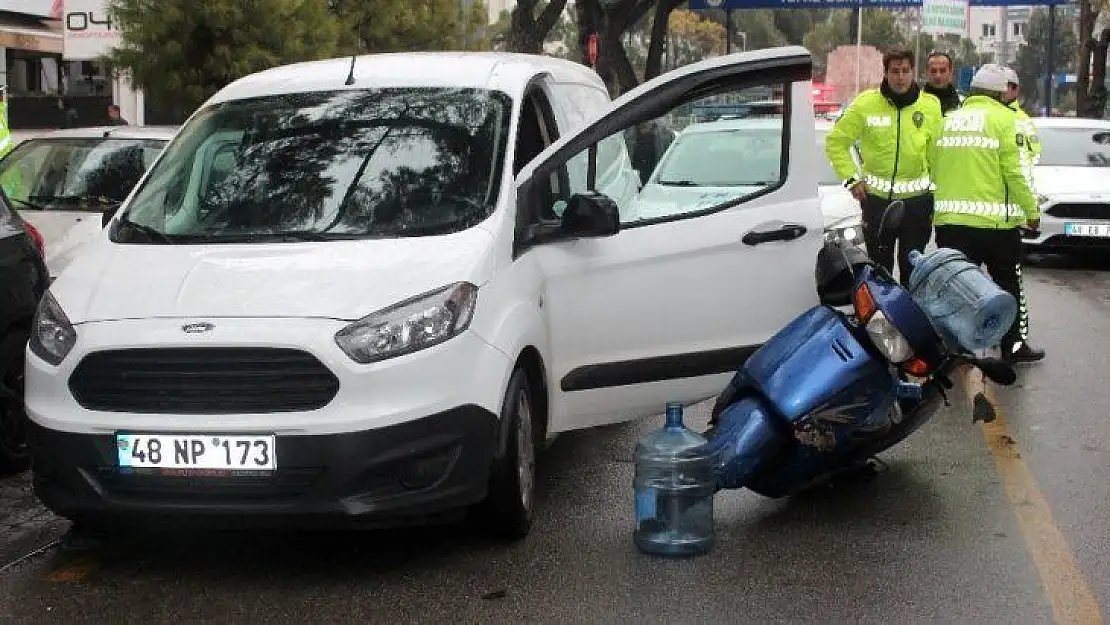 Aracın açılan kapısına çarpan motosiklet sürücüsü yaralandı