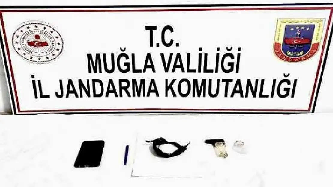 ARACIN SİGORTA PANELİNDE UYUŞTURUCU YAKALANDI