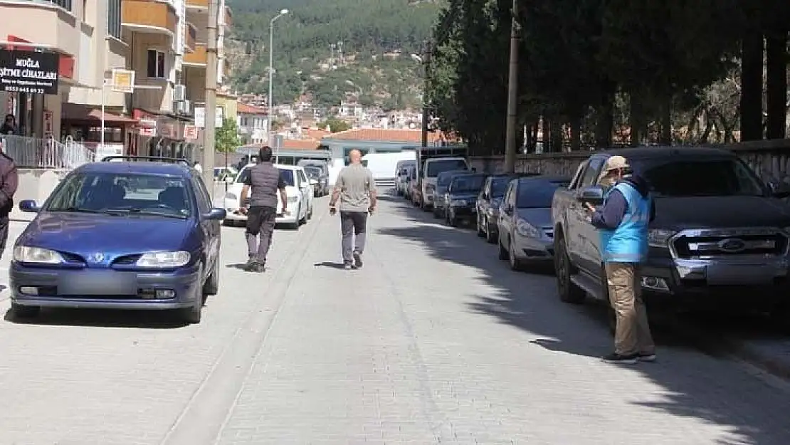 Araçlar kaldırımlarda, yayalar yollarda, denetim yok!