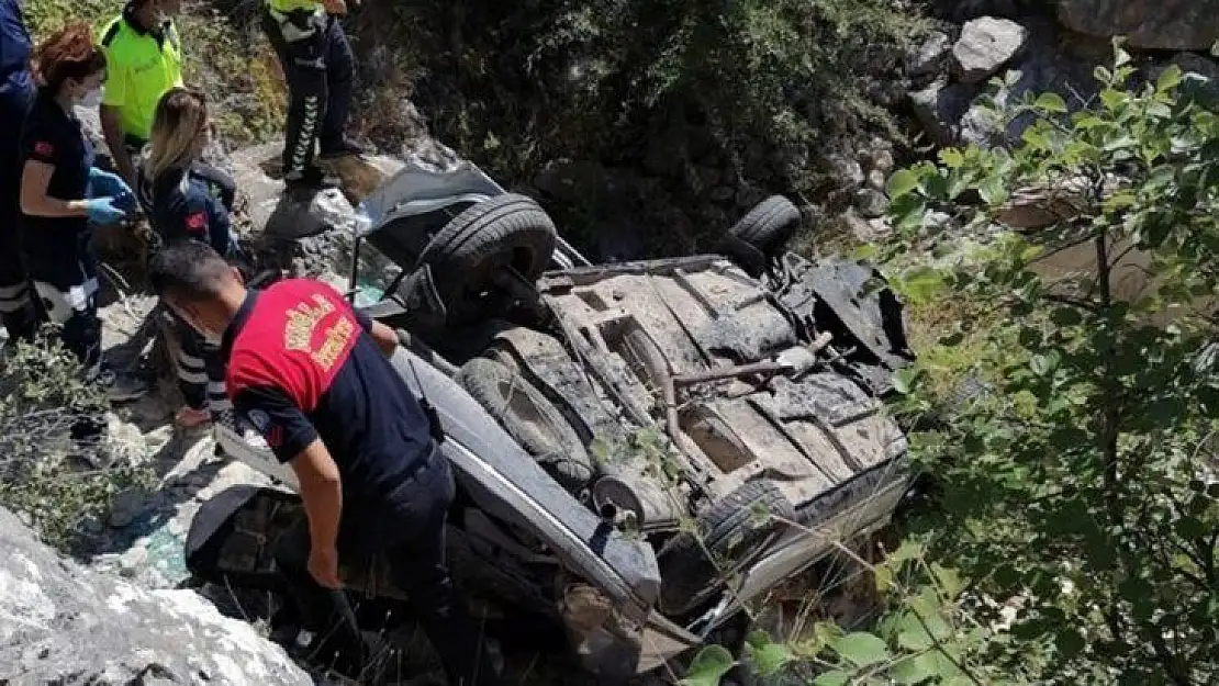 Araçta sıkışan sürücüyü itfaiye kurtardı