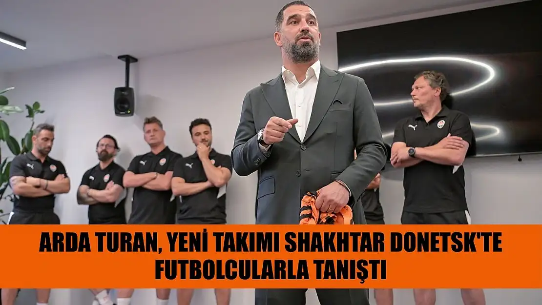 Arda Turan, yeni takımı Shakhtar Donetsk'te futbolcularla tanıştı