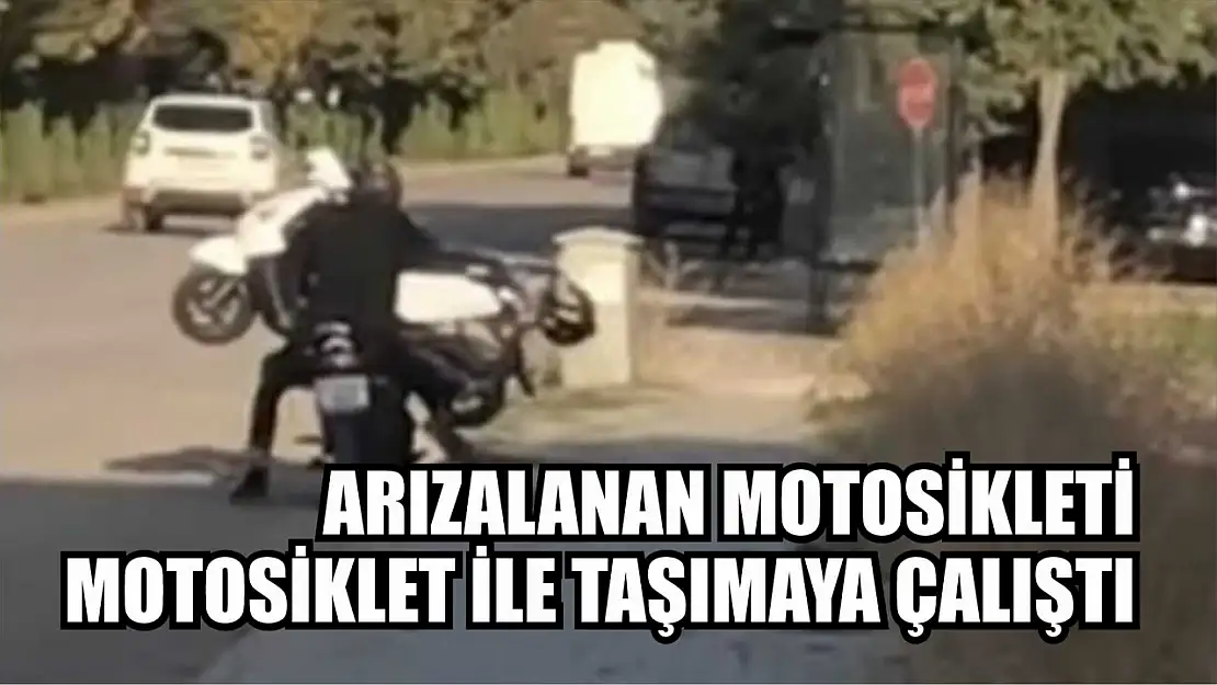 Arızalanan motosikleti, motosiklet ile taşımaya çalıştı