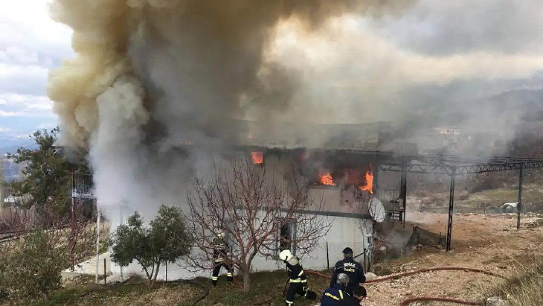 Arsa Mahallesi'ndeki yangında ev kullanılamaz hale geldi