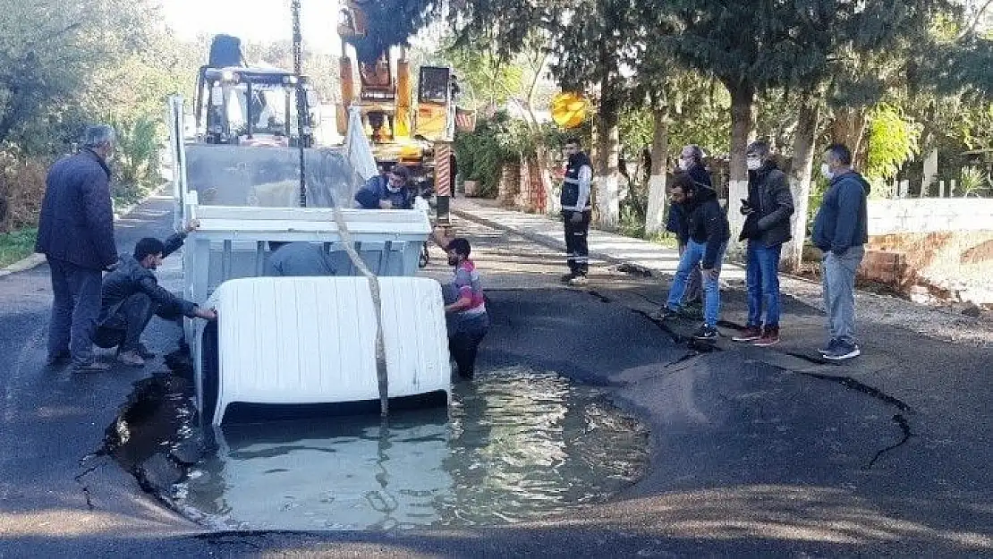 Asfalt patladı içine kamyonet düştü araçtaki işçiler boğulmaktan son anda kurtuldu