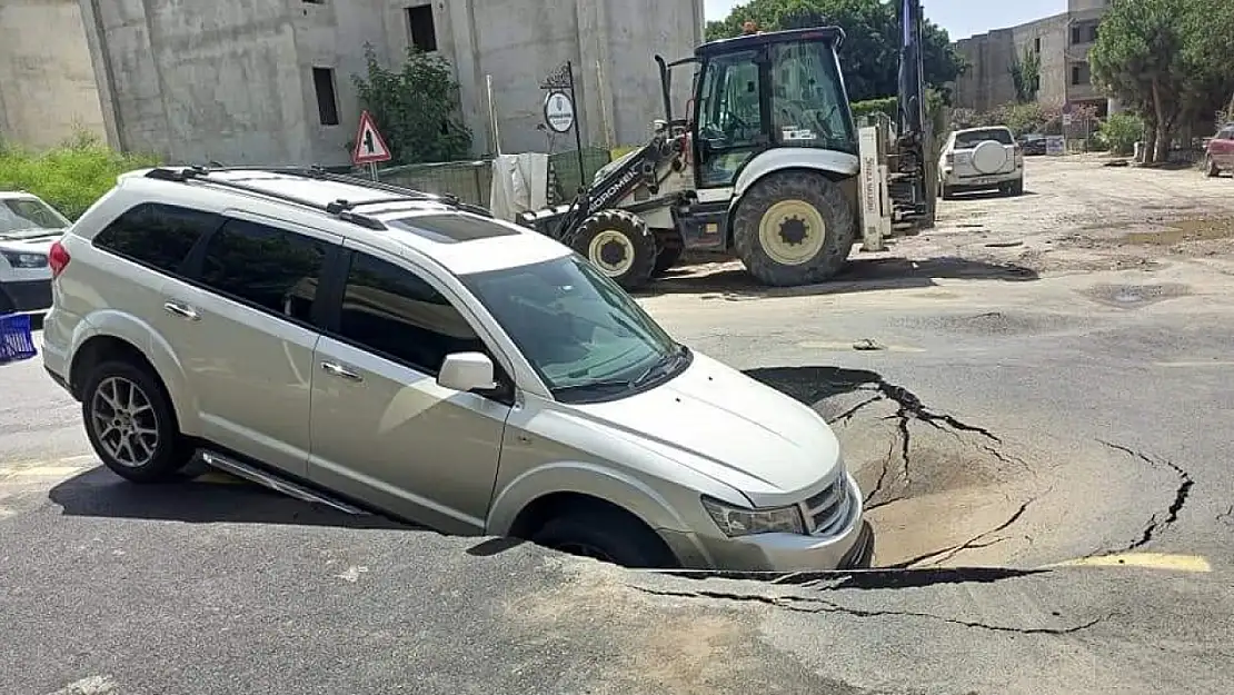 Asfalt yarıldı, içine araç düştü